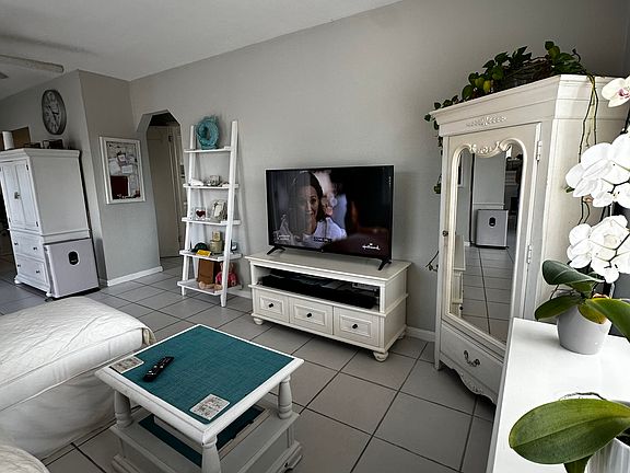 4th image of 1315 NW 8th Ct #2