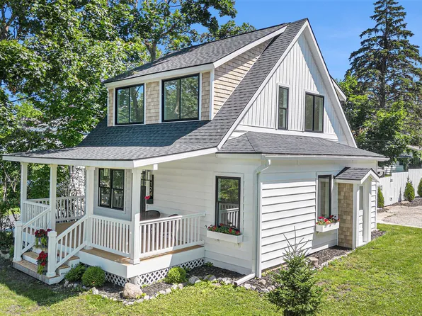 1124 E Mitchell St, Petoskey, MI 49770