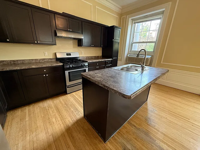 Cass Street Apartments — Photo 12
