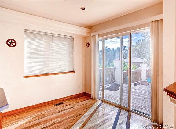 Eating Nook w/Deck Walkout