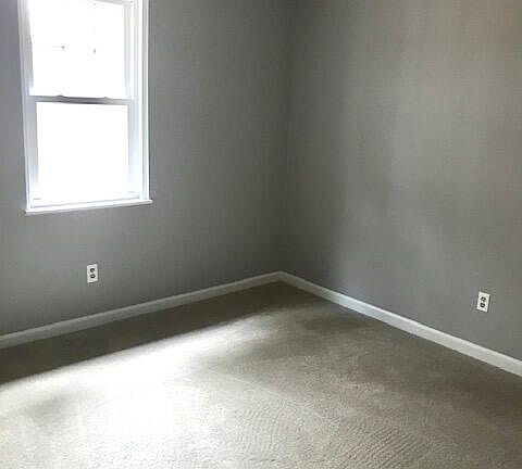 5th image of 121 Surrey Dr