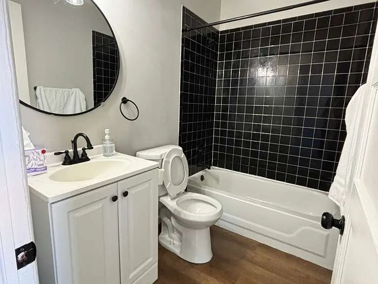 Second bathroom - 1st floor