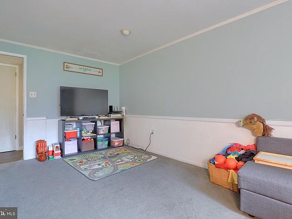 3rd image of 110 Carol Dr