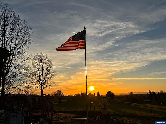 3rd image of 1820 Steiwer Rd SE