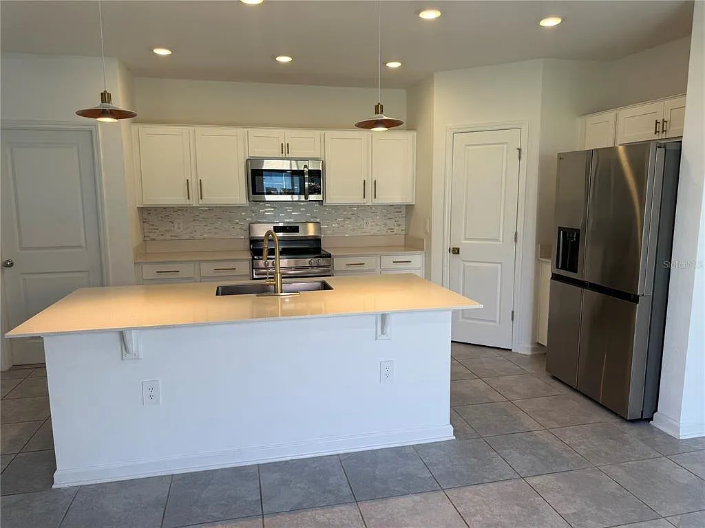 4 bed, 2.5 bath, 1933 sqft, $2,050 — Photo 3