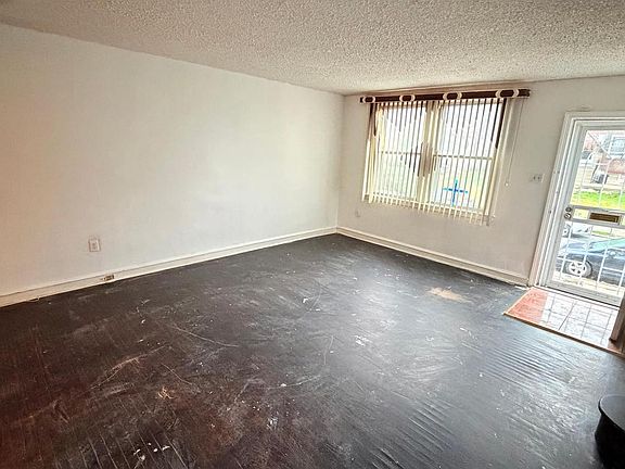 4th image of 6016 Reach St