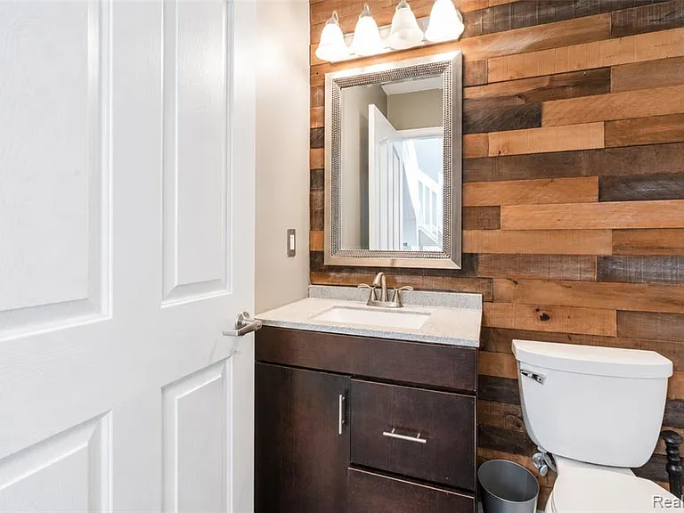 22733 Coachlight Cir — Photo 8