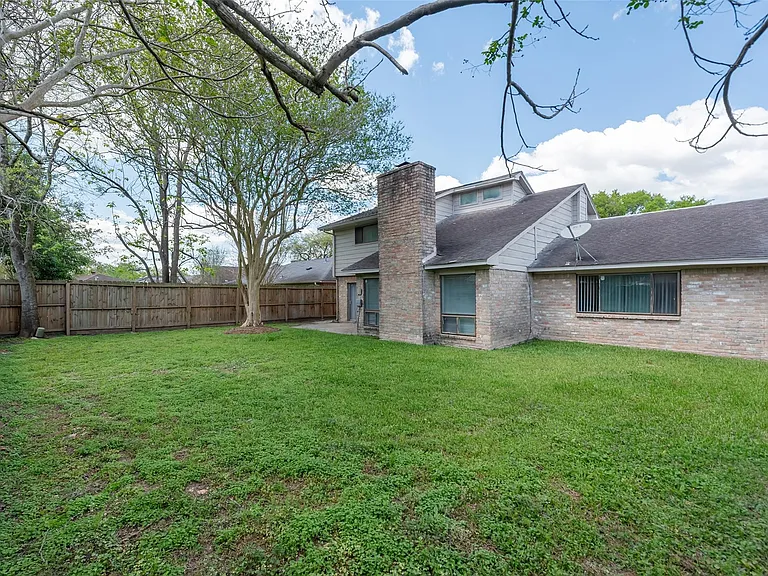 1915 Mustang Springs Dr — Photo 32