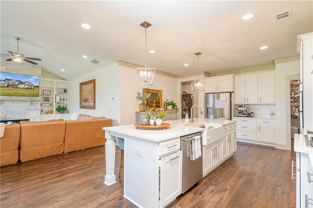 4 bed, 4.0 bath, 3073 sqft, $4,000 — Photo 3