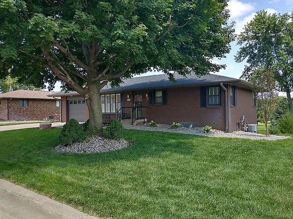 3rd image of 900 Parker Dr