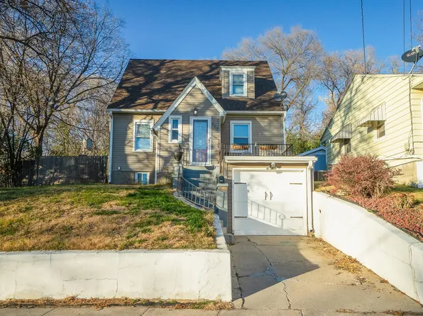 327 36th Street Pl, Sioux City, IA 51104