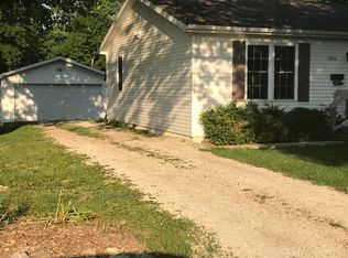 1104 Wright St, Bloomington, IL 61701