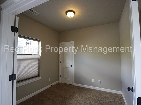 4th image of 123 S Parkview Ct