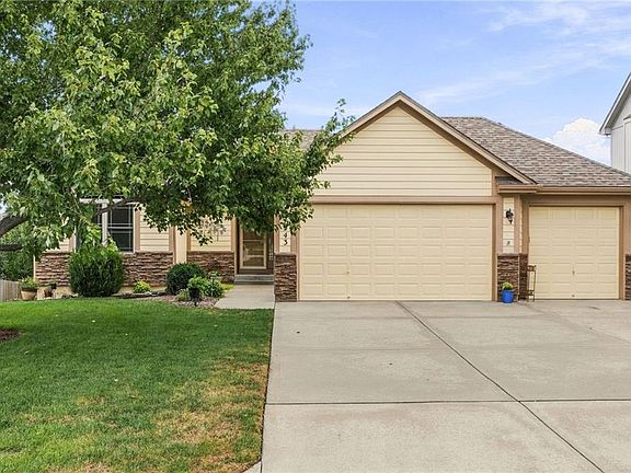 3rd image of 343 SE Wood Ln