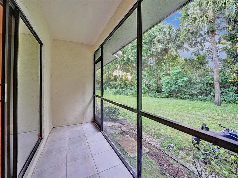 9845 Riverside Dr #8-28 — Photo 14