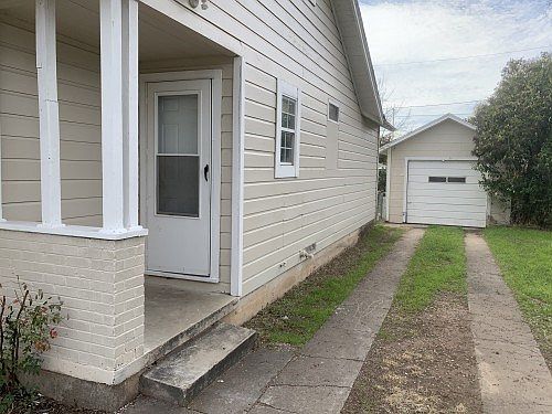 1st image of 211 La Salle Dr