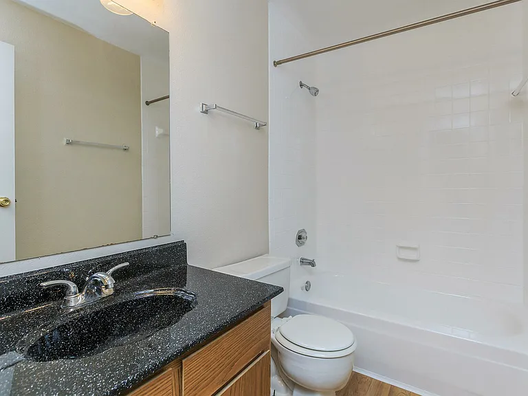 Stone Hollow Apartments — Photo 9