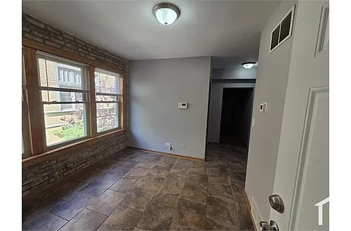 11027 S King Dr Photo 1
