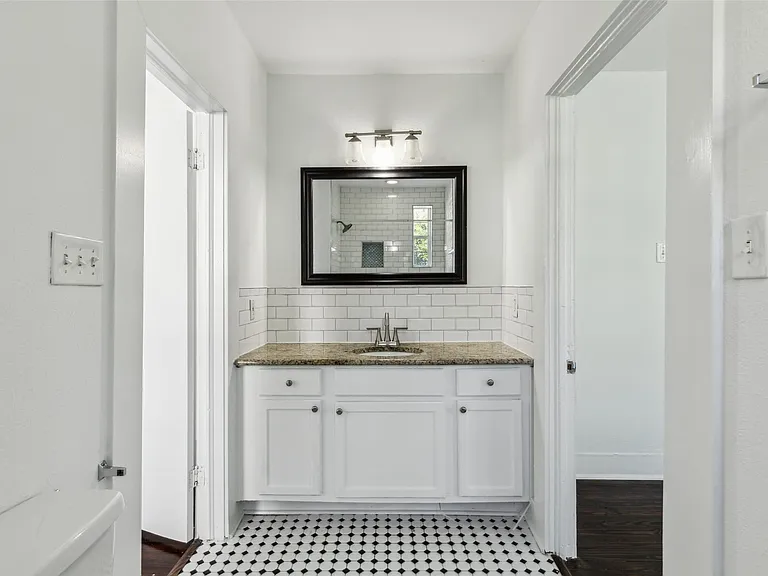 820 W 10th St — Photo 9
