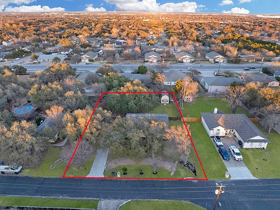 2nd image of 2206 Castlewood Trl