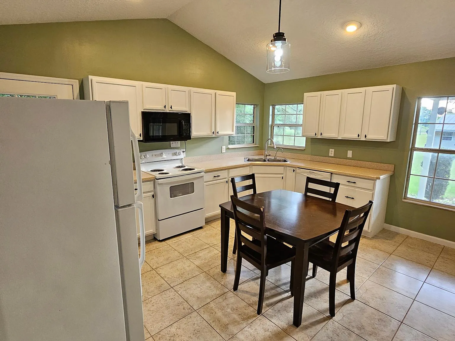 389 SW Kemp Ct — Photo 4