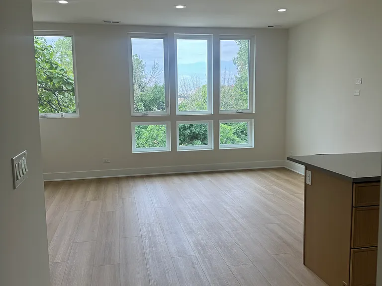 3723 S Lake Park Ave #1 — Photo 7