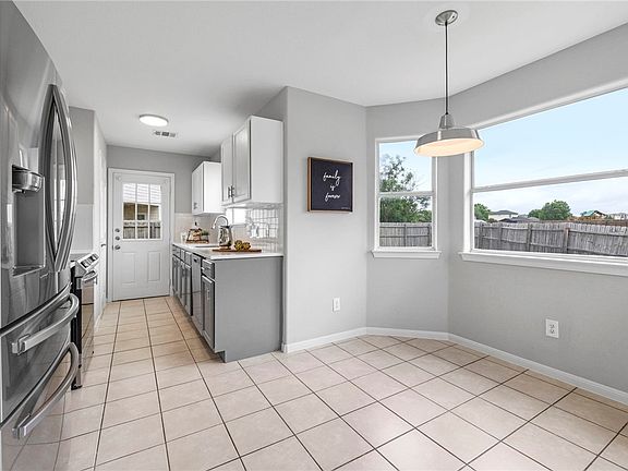 5th image of 705 Honeysuckle Dr