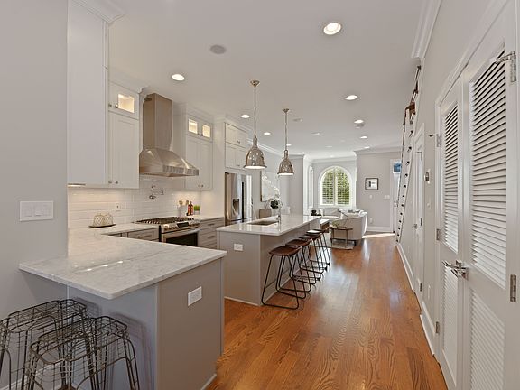5th image of 812 12th St NE