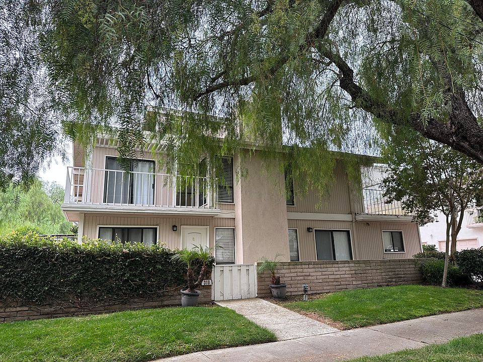 1st image of 310 W 7th St