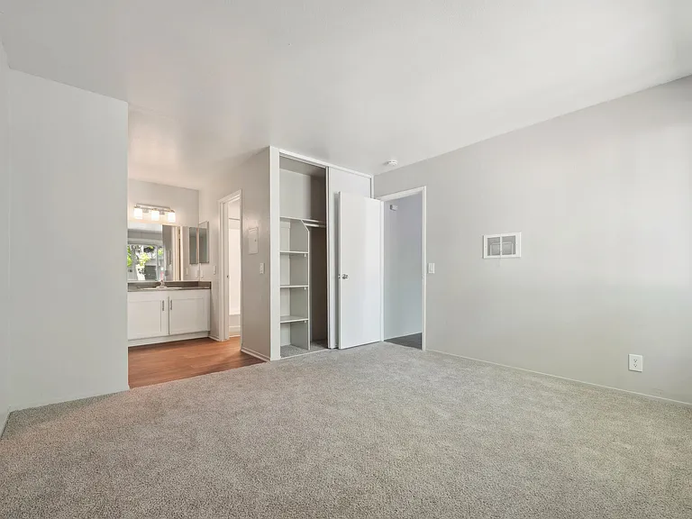 Kentwood Apartments — Photo 16