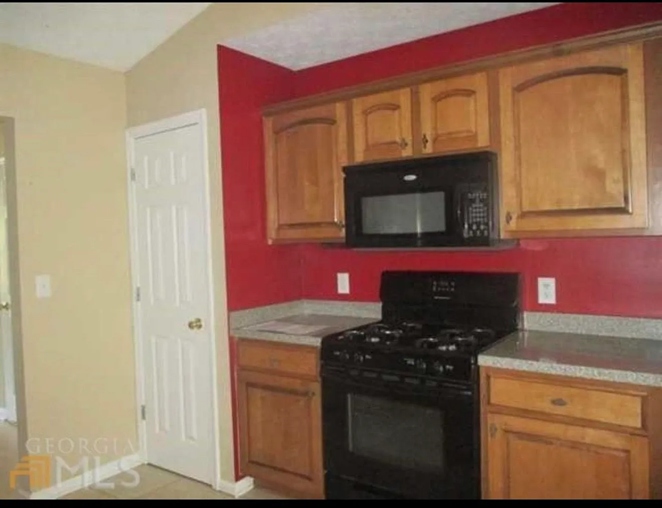 4 bed, 2440 sqft, $2,390 — Photo 4