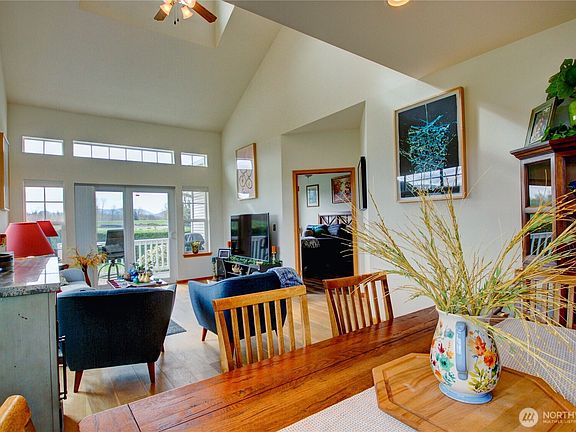 3rd image of 1164 Decatur Circle