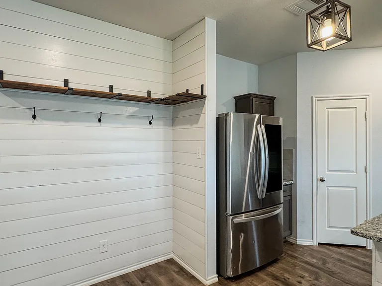 801 Meadow Creek Ln — Photo 11