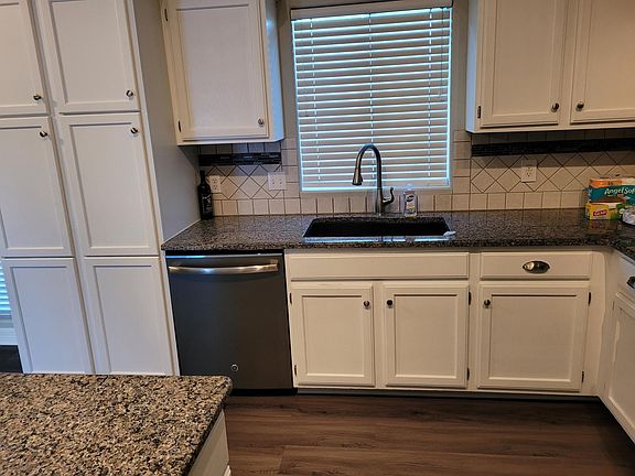 Black SS appliances, Quartz counters, tile backsplash