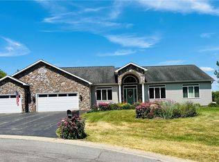 7674 Windsor Dr N, North Syracuse, NY 13212