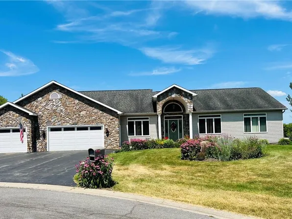 7674 Windsor Dr N, North Syracuse, NY 13212