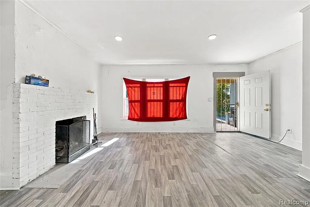 2 bed, 1.0 bath, 2152 sqft, $1,250 — Photo 2