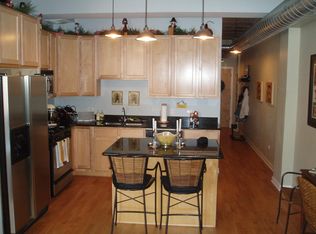 3260 N Clark St APT 205, Chicago, IL 60657