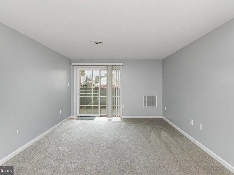 100 Grosvenor Ln #3 — Photo 8