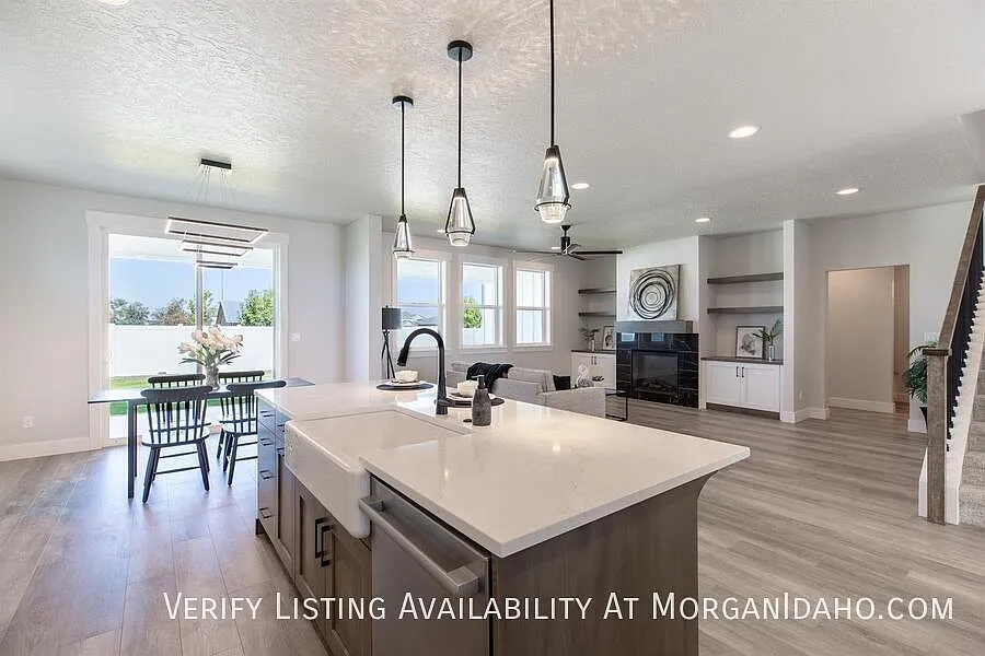 4-car garage, rv/boat bay, huge bonus room, double ovens, and more in newly built home — Photo 4
