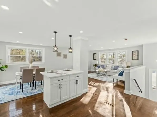 8 Sloan Cir, Randolph, MA 02368