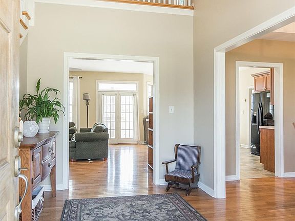 3rd image of 405 Lone Oak Ln
