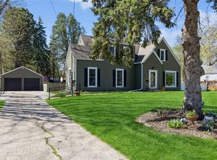 5404 Hickman Rd, Des Moines, IA 50310