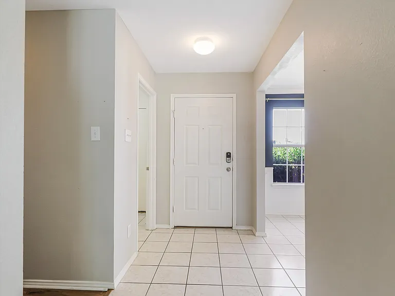 1637 Elm St — Photo 3