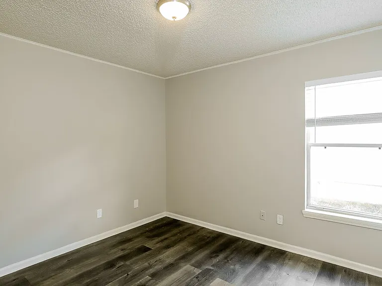 1126 E Brookwood Bluff Rd — Photo 13