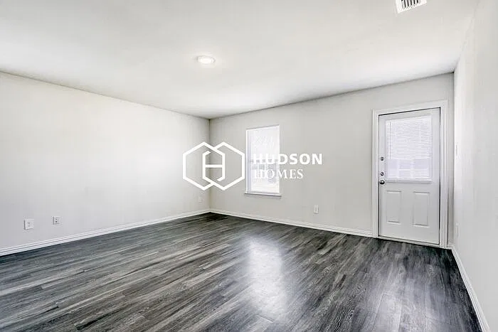 3 bed, 2.0 bath, 1405 sqft, $1,325 — Photo 3
