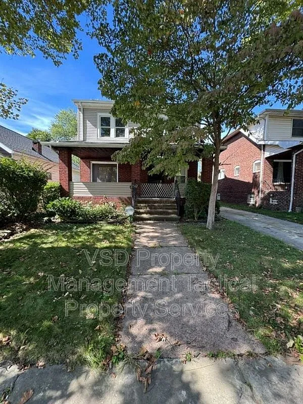 3 bed, 1.0 bath, 1350 sqft, $1,395 — Photo 1