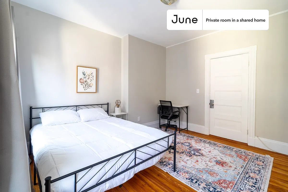 Queen bedroom in 5 bed/2 bath home in Brookline #1801 C — Photo 2