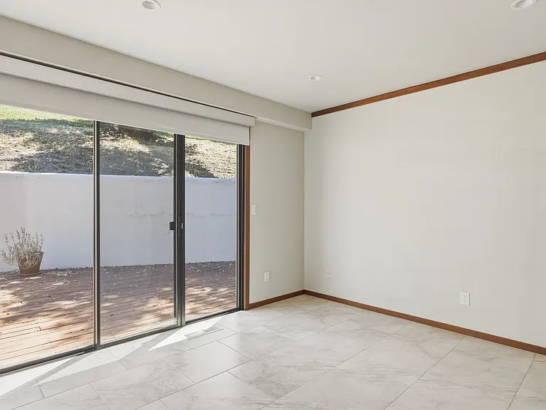 28000 Oakshire Dr — Photo 17