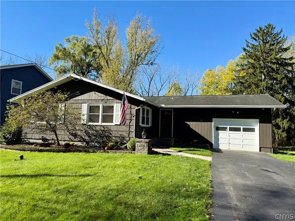 218 Longmeadow Dr, Syracuse, NY 13205